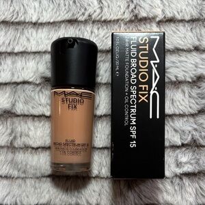 MAC Cosmetics Studio Fix Fluid Foundation - Broad Spectrum SPF 15 - Creamy NC27